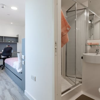 Sky View En Suite - Image 8